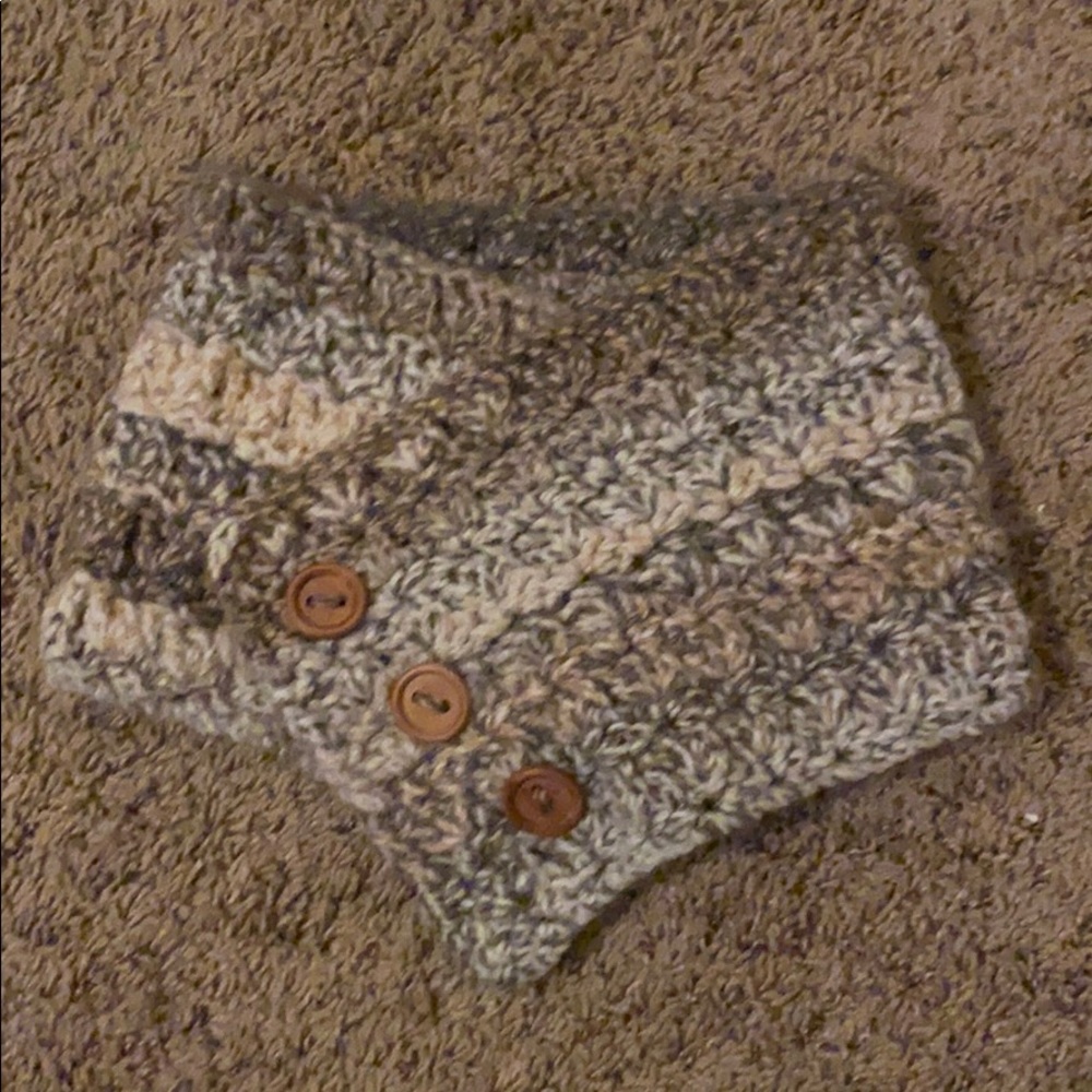 Knitted scarf with buttons for neck💫